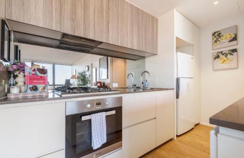 Docklands Apartment | Harbour Escape Parking Pool Gym King Bed