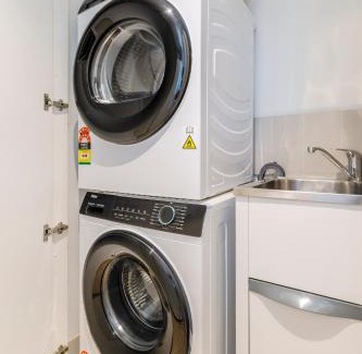 Docklands Apartment | Harbour Escape Parking Pool Gym King Bed