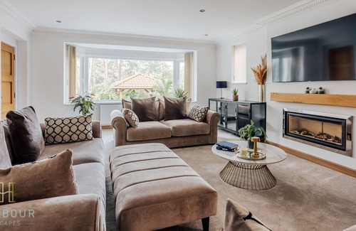 Canford Cliffs Villa | Harbour Escapes Stunning 5 Bed Villa With Bar, Garden, Hot Tub & Near Beaches