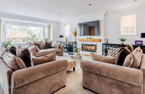 Canford Cliffs Villa | Harbour Escapes Stunning 5 Bed Villa With Bar, Garden, Hot Tub & Near Beaches