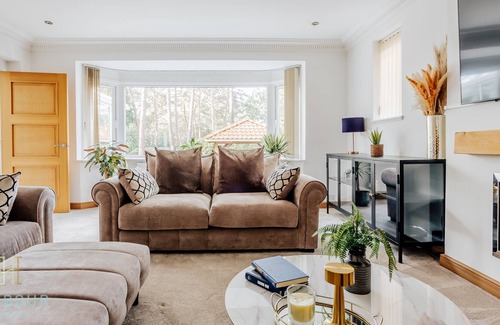 Canford Cliffs Villa | Harbour Escapes Stunning 5 Bed Villa With Bar, Garden, Hot Tub & Near Beaches