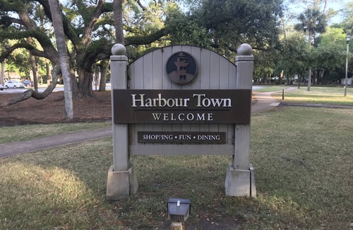 Harbour Town Condo | Harbour Town! This is a great location for your HHI stay!