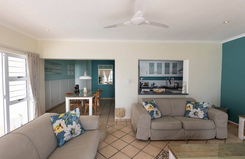 Mountainside Apartment | Harbour Views - 2 Bedroom House with large veranda and Private Pool