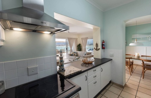 Mountainside Apartment | Harbour Views - 2 Bedroom House with large veranda and Private Pool