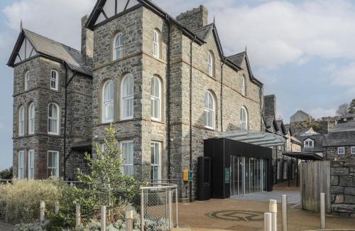 Harlech House | Harlech Apartments - Bendigeidfran