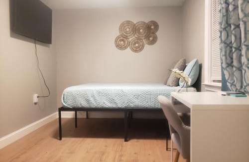 Collingdale House | Harmony Room with private bathroom by the Airport