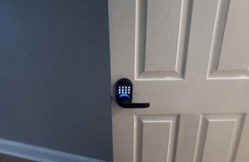 Collingdale House | Harmony Room with private bathroom by the Airport