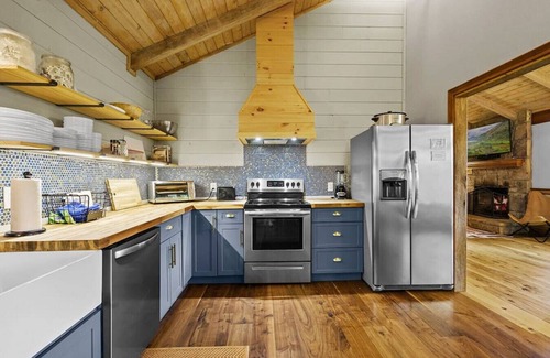 Gatlinburg - Pigeon Forge Cabin | Hatcher Top Hideout · Chic private cabin w/epic views & amenities!