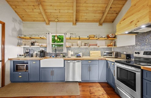 Gatlinburg - Pigeon Forge Cabin | Hatcher Top Hideout · Chic private cabin w/epic views & amenities!