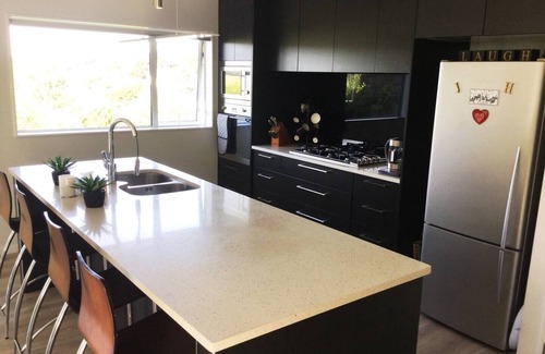 Hatfields Beach House | Hatfield Hideaway (next to Orewa beach)