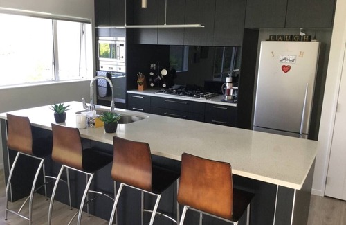 Hatfields Beach House | Hatfield Hideaway (next to Orewa beach)