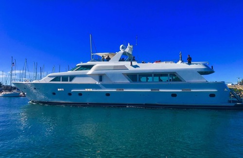 Pebble Beach Boat Rental | Hatteras 113 Yacht - Traveling The CA Coast