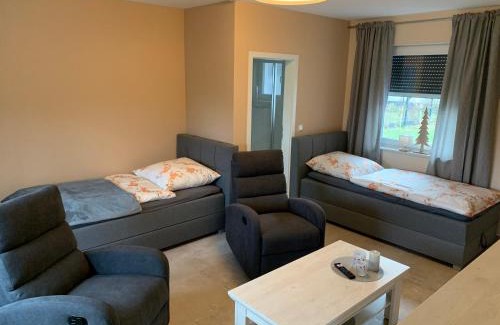 Geestgottberg Apartment | Haus Benz für 8 Personen - 4 Zimmer m. Dusche Vollausstattung 1km v. Wittenberge Baustelle A14 Parkplätze Grill Gemeinschaftsküche