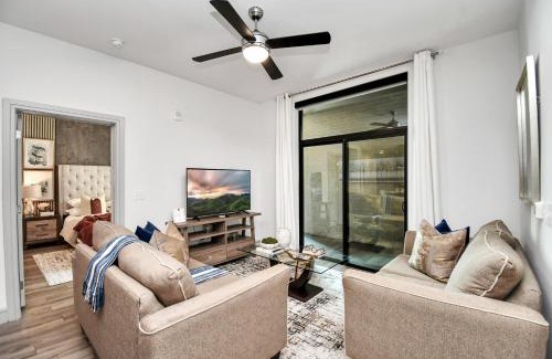 Braeswood Place Apartment | Haus of Blues-NRG Stadium-Med Center-Pool View-Private Parking