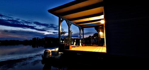 Jarovce Apartment | Hausboat "Život na vode"