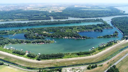 Jarovce Apartment | Hausboat "Život na vode"