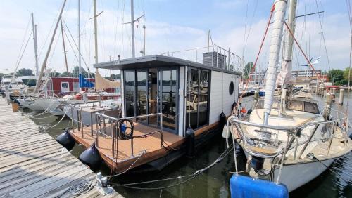 Schleswig Boat Rental | Hausboot Aava