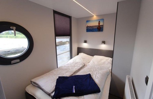 Schleswig Boat Rental | Hausboot Fjord Aries mit Dachterrasse in Schleswig