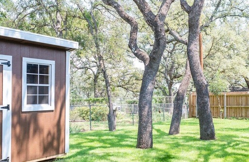 Burnet Cottage | Have fun with the whole family at this stylish place