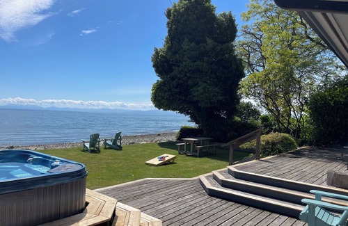 Roberts Creek House | 'Haven' awaits you with the best of everything at this beach-front cottage.