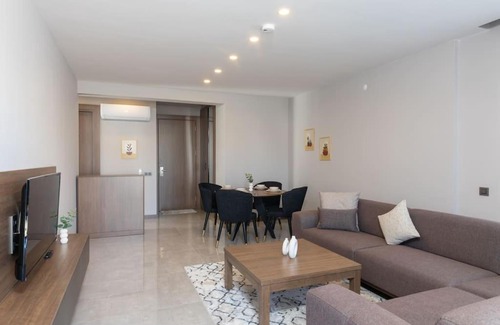 Konyaalti Apartment | Havuzlu Apartta Balkonlu Ev Konforu