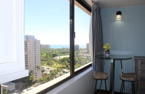 McCully - Moiliili Apartment | Hawaiian Monarch 2010 condo