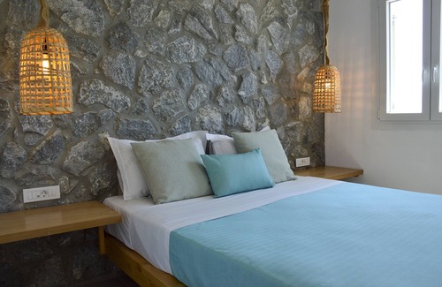 Milos Hotel | Hawk Stone