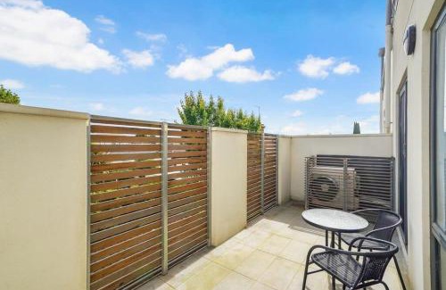 Prahran Apartment | Hawksburn Village - 2 Bed Apt in Central Prahran