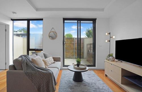 Prahran Apartment | Hawksburn Village - 2 Bed Apt in Central Prahran