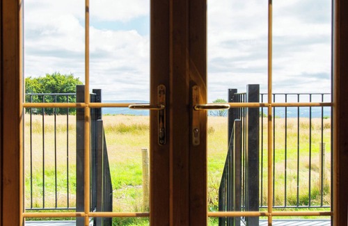 Pentrefelin Cabin | Head For The Hills Glamping Shepherd’s Hut. Pet friendly, mountain viewsnn