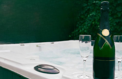 Stewart Town House | Healing 3-bed Retreat - Sleeps 3, Hot Tub & Pool
