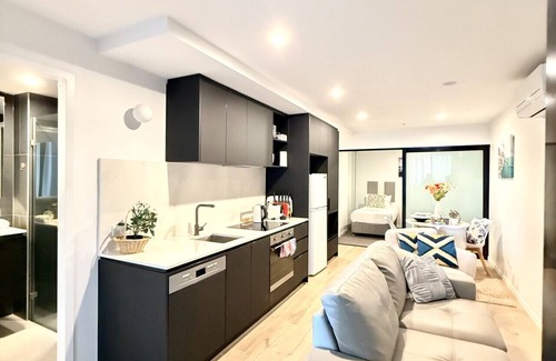 Reid Apartment | Heart of CBD Stylish 2BR Apt-Quiet-pool-view-BBQ