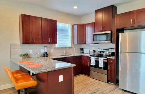 Riverside Terrace House | Heart of HTX | Downtown Stay