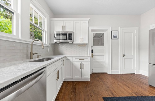 Murray Hill House | Heart of Murry Hill - Arts District