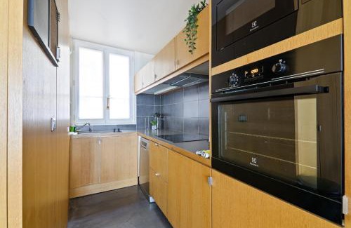 Quartier du Mail Apartment | Heart of Paris-2BR-8P-Musee du Louvre 4 Free Netflix