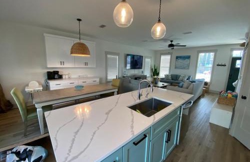 Sunnyside House | Heated & Cooled Pool! Sleeps 16 with Game Room! Close to Pier Park, Beaches & 30A!