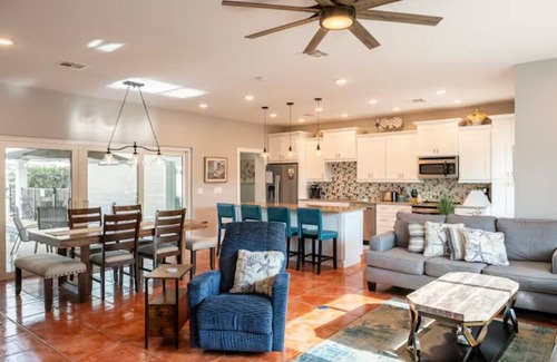 Bay Esplanade House | Heated Pool, 3 blocks to beach, family friendly, quiet neighborhood, gas grill