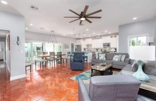 Bay Esplanade House | Heated Pool, 3 blocks to beach, family friendly, quiet neighborhood, gas grill