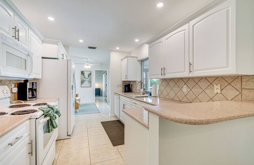 Caloosahatchee House | Heated Pool, Dock & Canal Access: Cape Coral Home