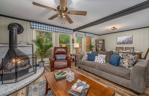 Beech Mountain House | Heated POOL & HOTTUB-Playground-Fire Pit-Game Room-Deer!