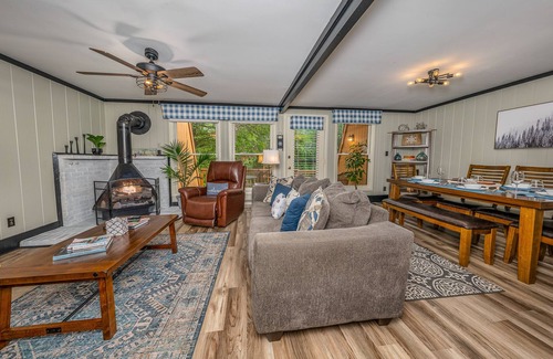 Beech Mountain House | Heated POOL & HOTTUB-Playground-Fire Pit-Game Room-Deer!