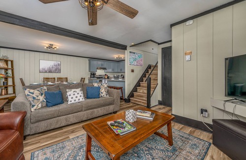 Beech Mountain House | Heated POOL & HOTTUB-Playground-Fire Pit-Game Room-Deer!