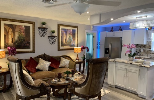 Spring Hill House | Heated Pool Summer Escape Sun-Splashed 3 BR/2 BA Getaway