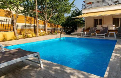 Kalamaria Villa | Heated Pool Villa in Thessaloniki - Urban Oasis