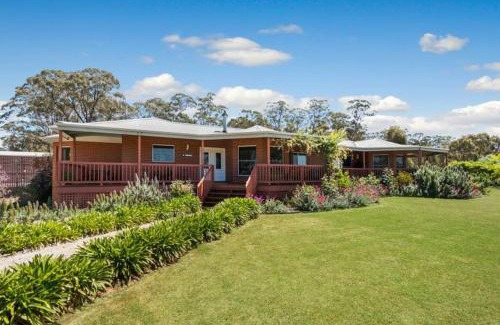 Heathcote Villa | Heathcote Holiday Farmstay 5-BRM Villa with Pool BBQ