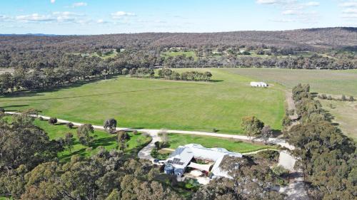 Heathcote Villa | Heathcote Holiday Farmstay 5-BRM Villa with Pool BBQ