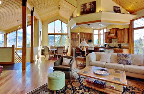 Three Peaks House | Heavenly haven w/hot tub—perfect for winter play & summer mountain escapes!