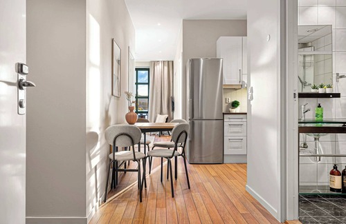 Sandviken Apartment | Heimby Homes - Seaside Balcony Stay