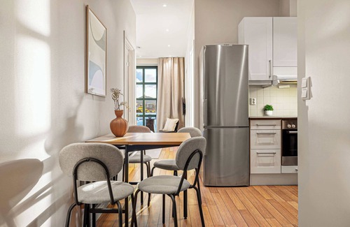 Sandviken Apartment | Heimby Homes - Seaside Balcony Stay