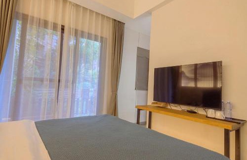 Emeishan House | Heinemann Hotel courtyard or terrace king room B208 with a jacuzzi and a local